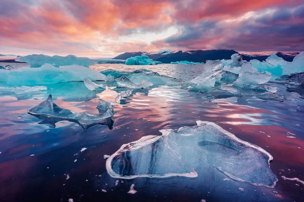 Iceberg nella laguna glaciale di Jokulsarlon — Foto Stock