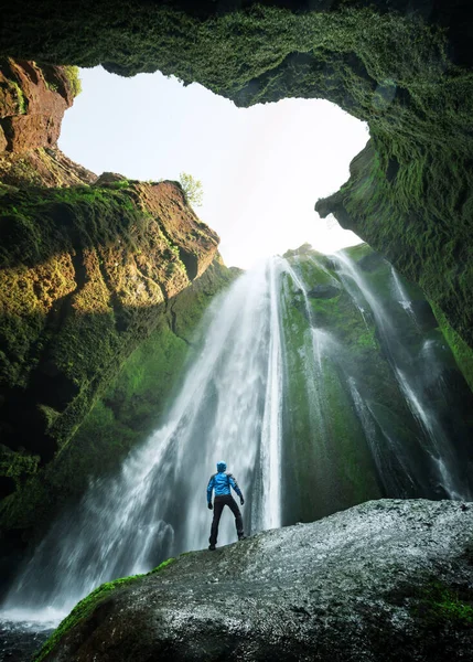 Человек в пещере возле водопада Глюфрабуй — стоковое фото