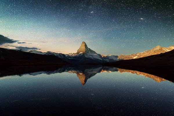 Incrível vista noturna do lago Stellisee com pico Matterhorn em Alpes Suíços — Fotografia de Stock