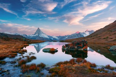 Stellisee gölünde inanılmaz renkli bir gün batımı.