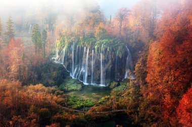 Plitvice göllerindeki inanılmaz sisli şelalenin hava manzarası