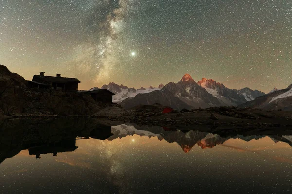 Hihetetlen éjszakai kilátás Lac Blanc tó Franciaországban Alpok — Stock Fotó