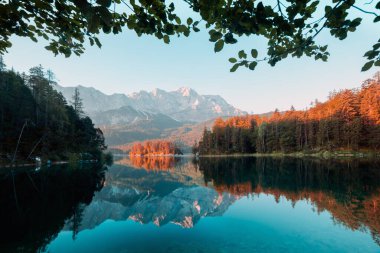 Eibsee Dağı 'nda fantastik bir sabah.