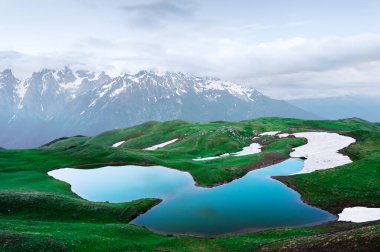 Koruldi lake Kafkas Dağları üzerinde yaz saati