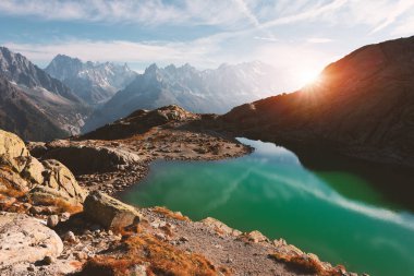 Fransa Alpleri 'ndeki Lac Blanc Gölü' nde güneşli bir gün.