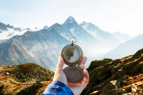 Monte Bianco pasmo górskie i ręka turysty ze starym metalowym kompasem — Zdjęcie stockowe