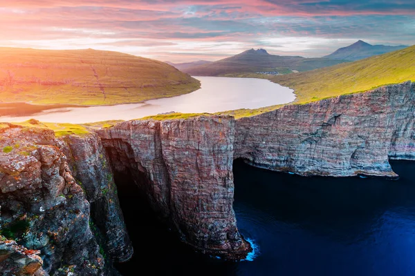 Lac Sorvagsvatn sur les falaises de l'île de Vagar au coucher du soleil, Îles Féroé — Photo