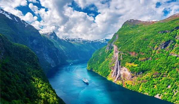 Lélegzetelállító kilátás Sunnylvsfjorden fjord — Stock Fotó