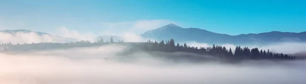 Panorama de altas montañas con cielo azul —  Fotos de Stock