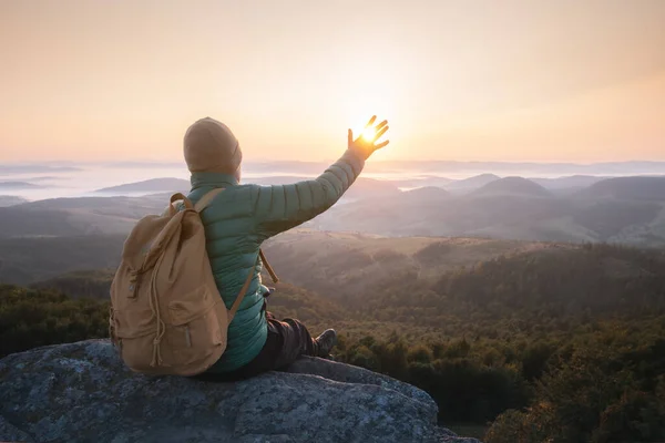 Ensam turist på kanten av klippan — Stockfoto