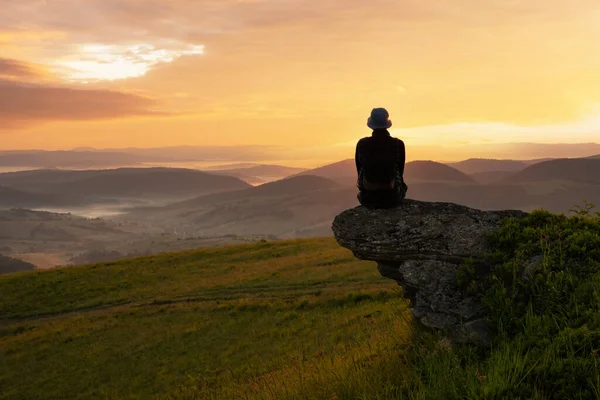 Turista sozinho na borda da colina da montanha — Fotografia de Stock