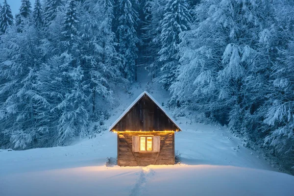 雪の家と幻想的な風景 — ストック写真