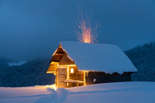 Fantástica paisagem com brilhante casa nevada — Fotografia de Stock