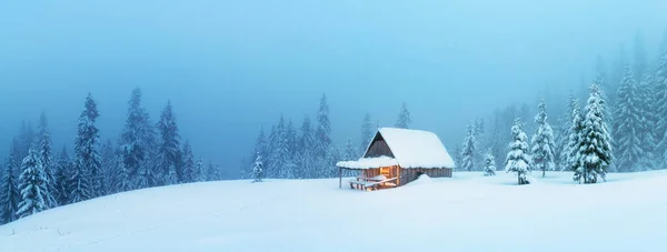Fantastiskt landskap med snöigt hus — Stockfoto