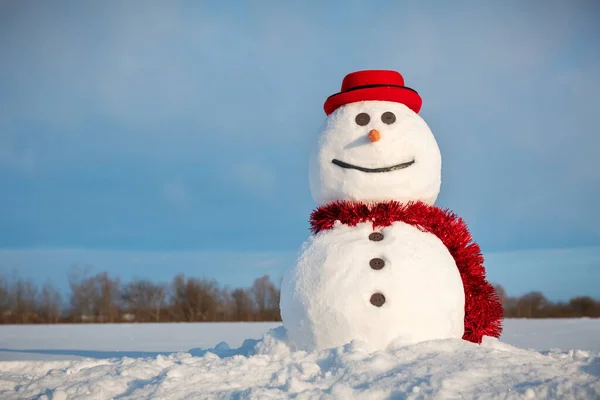 Αστείος χιονάνθρωπος με κομψό κόκκινο καπέλο — Φωτογραφία Αρχείου