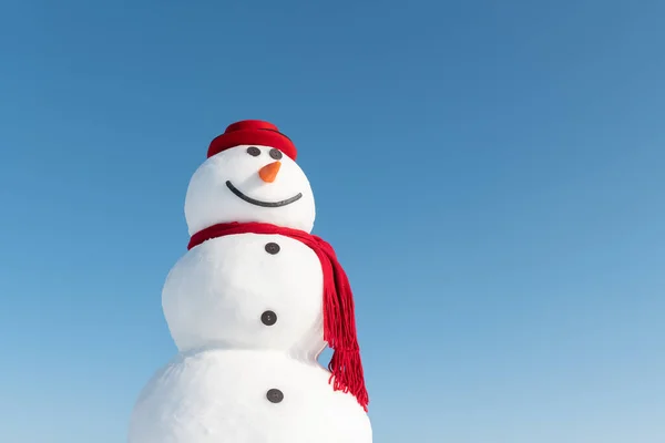 Divertente pupazzo di neve in elegante cappello rosso — Foto Stock