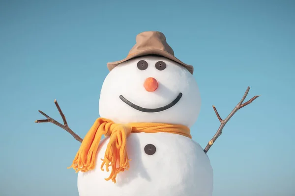 Boneco de neve engraçado em chapéu vermelho elegante — Fotografia de Stock