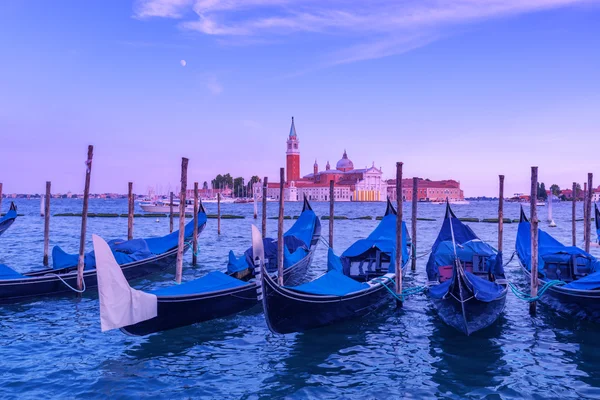 Venice gondol om aftenen tid - Stock-foto