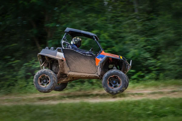 Buggy rammt Auto — Stockfoto