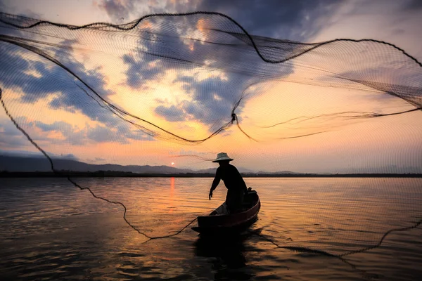 Pescador no lago — Fotografia de Stock