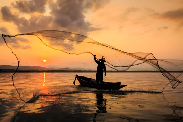Силуэт рыбака-рыбака — стоковое фото