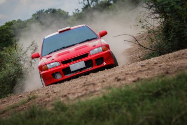Toprak yolda araba ralli.