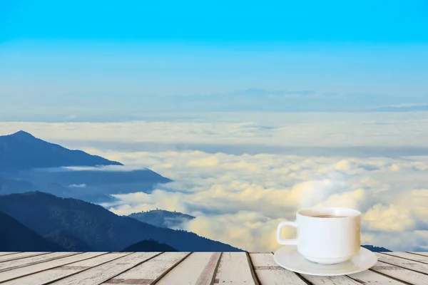Sabah Sisli Dağ Manzaralı Ahşap Bir Masada Bir Fincan Kahve — Stok fotoğraf