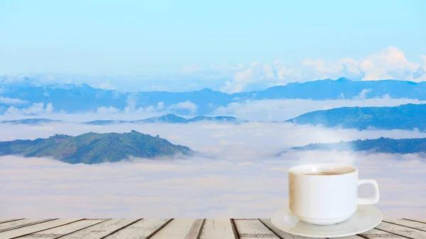 Sabah Sisli Dağ Manzaralı Ahşap Bir Masada Bir Fincan Kahve — Stok fotoğraf