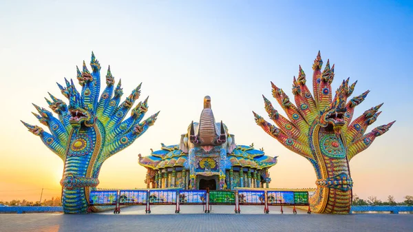 Prachtig Heiligdom Met Naga Standbeeld Tijdens Zonsondergang Bij Wat Ban — Stockfoto