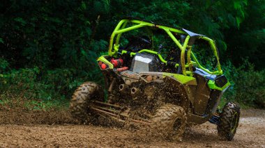 Off-road arabası çamur sıçratıyor.