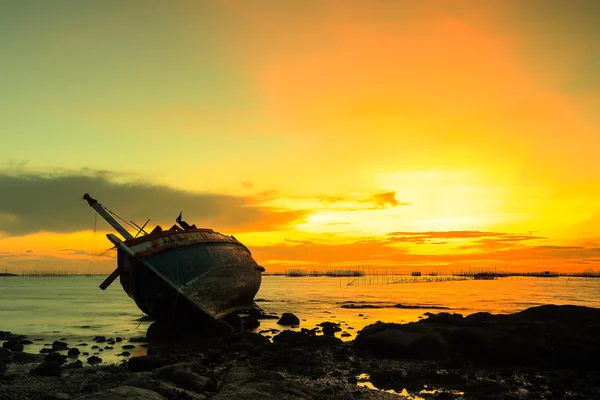 Old abandoned wooden boat — Stock Photo, Image