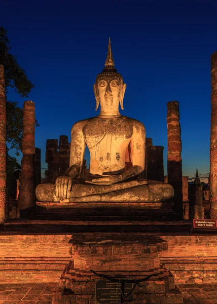 Estátua de Buda ao entardecer — Fotografia de Stock