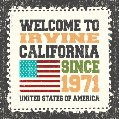 Metinli davet kartı Irvine, California'ya hoş geldiniz. 1971 yılından bu yana ve grunge posta pulu üzerinde Amerikan bayrağı.