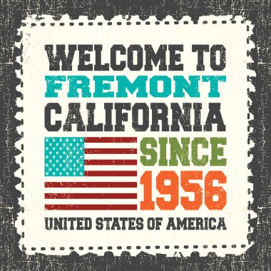 Metinli davetiye kartı Fremont, Kaliforniya'ya hoş geldiniz. 1956 yılından bu yana ve grunge posta pulu üzerinde Amerikan bayrağı.