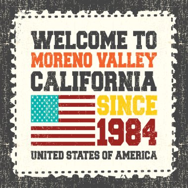 Moreno Valley California'ya hoş geldiniz yazılı metinli davetiye kartı. 1984 yılından bu yana grunge posta pulu üzerinde Amerikan bayrağı.