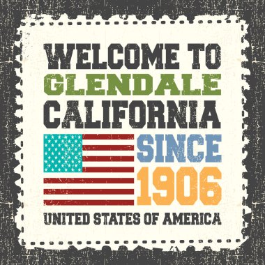 Glendale California'ya hoş geldiniz yazılı davetiye kartı. 1906 yılından bu yana ve grunge posta pulu üzerinde Amerikan bayrağı.