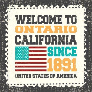 Ontario California'ya hoş geldiniz yazılı metinli davetiye kartı. 1891 yılından bu yana grunge posta pulu üzerinde Amerikan bayrağı.