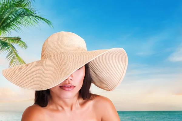 Jeune femme en chapeau sur la plage — Photo