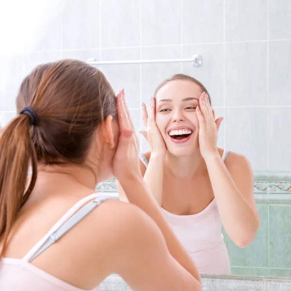 Junge Frau wäscht Gesicht — Stockfoto