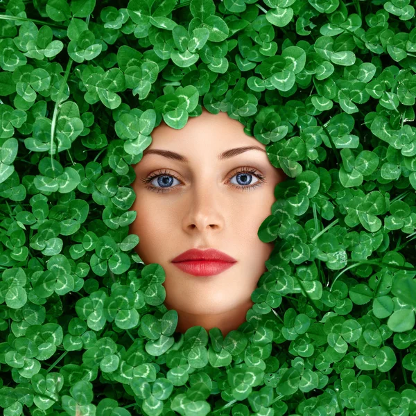 Woman face surrounded by grass — Stock Photo, Image