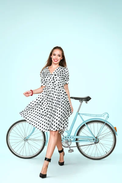 Jovem Mulher posando com bicicleta — Fotografia de Stock