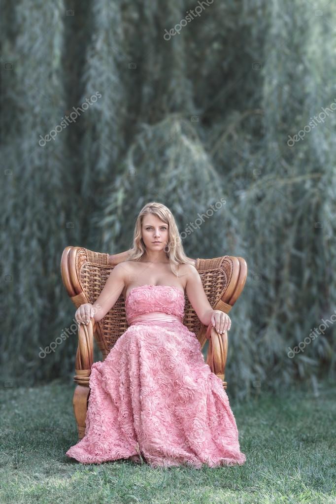 Featured image of post Woman Sitting On Throne Reference