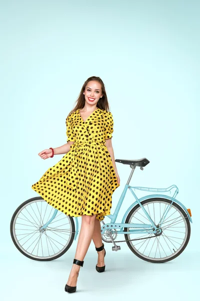Joven mujer posando con bicicleta —  Fotos de Stock