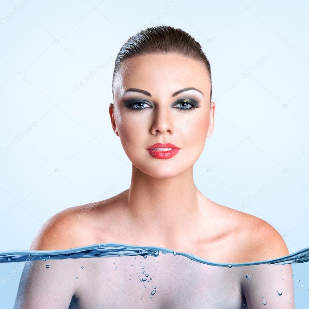Junge Frau Mit Wasser Spritzen Stockfoto C Avesun 115873406