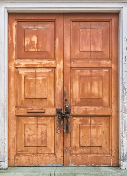 Stare drewniane zamknięte drzwi — Zdjęcie stockowe