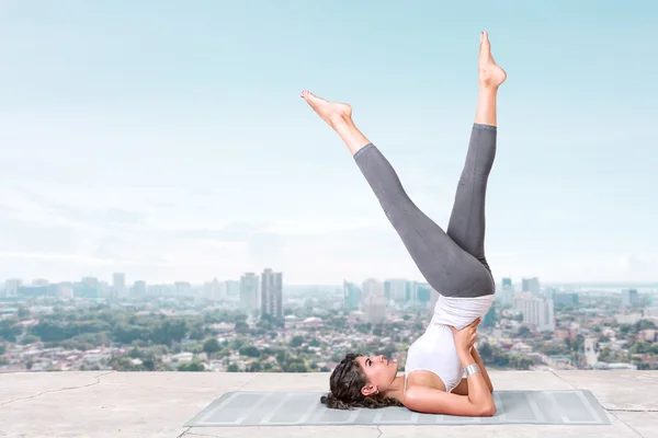 Yoga op het dak — Stockfoto