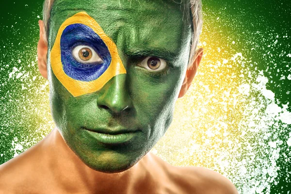 Az ember arcán festett Brazília zászló — Stock Fotó