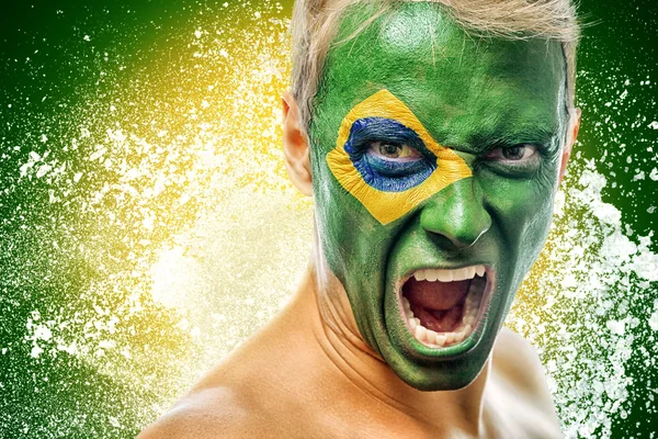 Homem com bandeira do brasil pintado no rosto — Fotografia de Stock