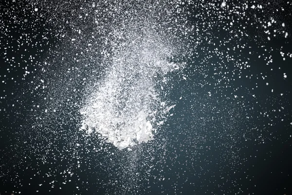Αφηρημένη λευκή σκόνη σε σκούρο φόντο — Φωτογραφία Αρχείου