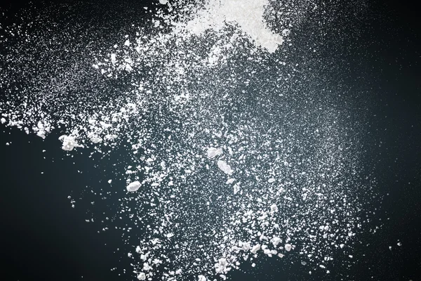 Abstrakt vitt pulver mot mörk bakgrund — Stockfoto